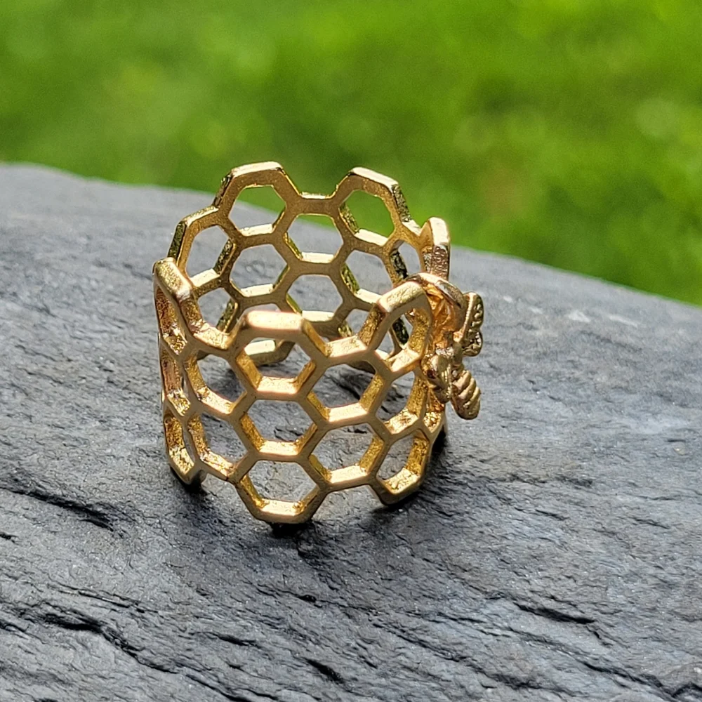 Honeycomb Bee Charm Cuff Ring, goldplated - Picture 4 of 7